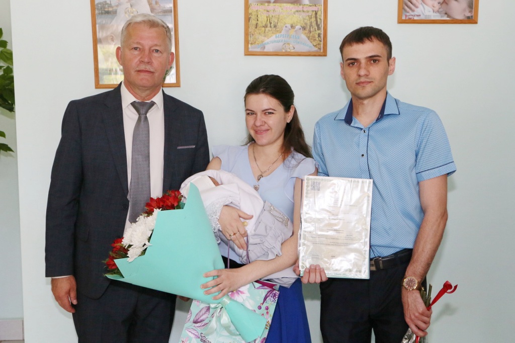 Из роддома Волгодонска в день защиты детей торжественно выписали троих новорожденных
