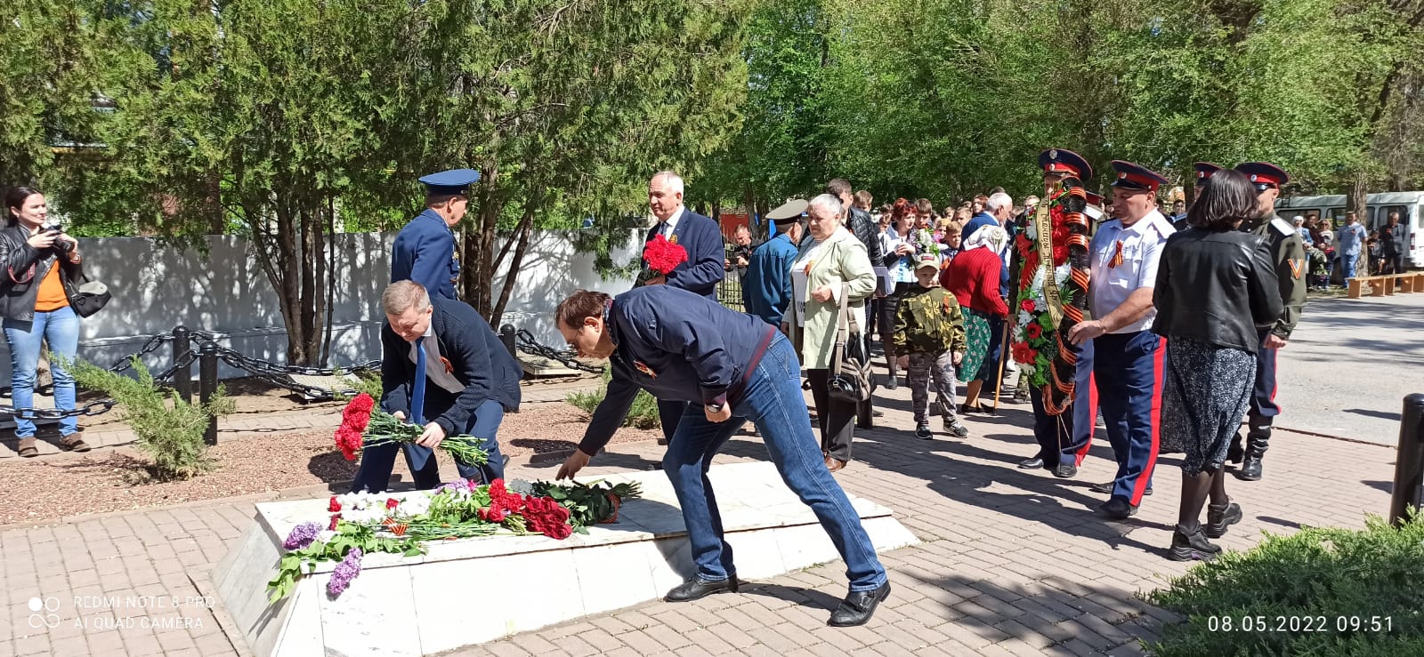 Возложение цветов к мемориалу братской могиле воинов Великой Отечественной войны